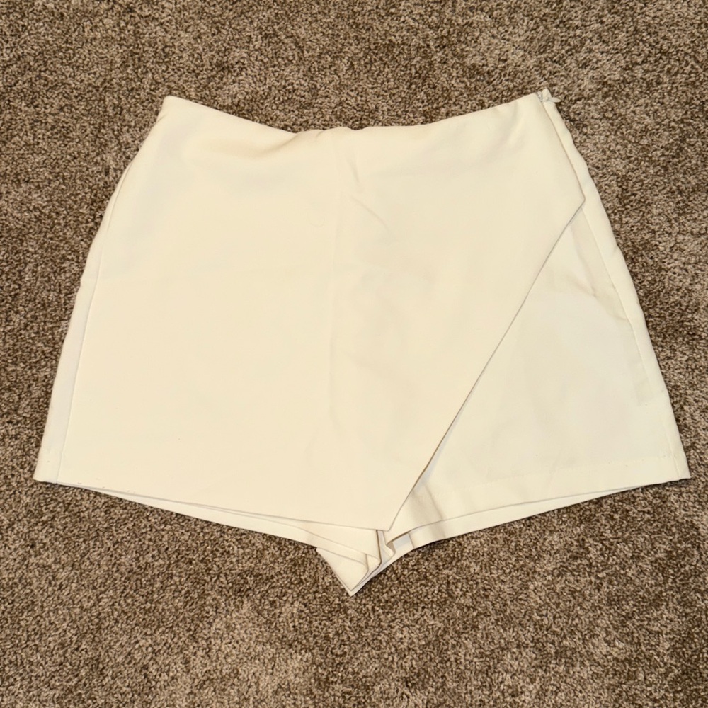 Cream skort